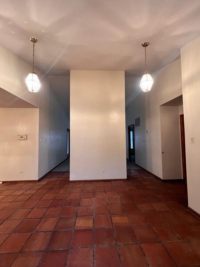 Building Photo - Beautiful spanish style home!