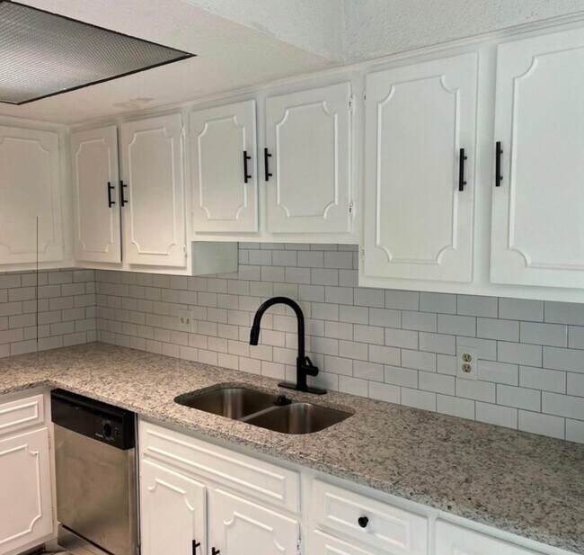 Foto del edificio - 2451 Price St