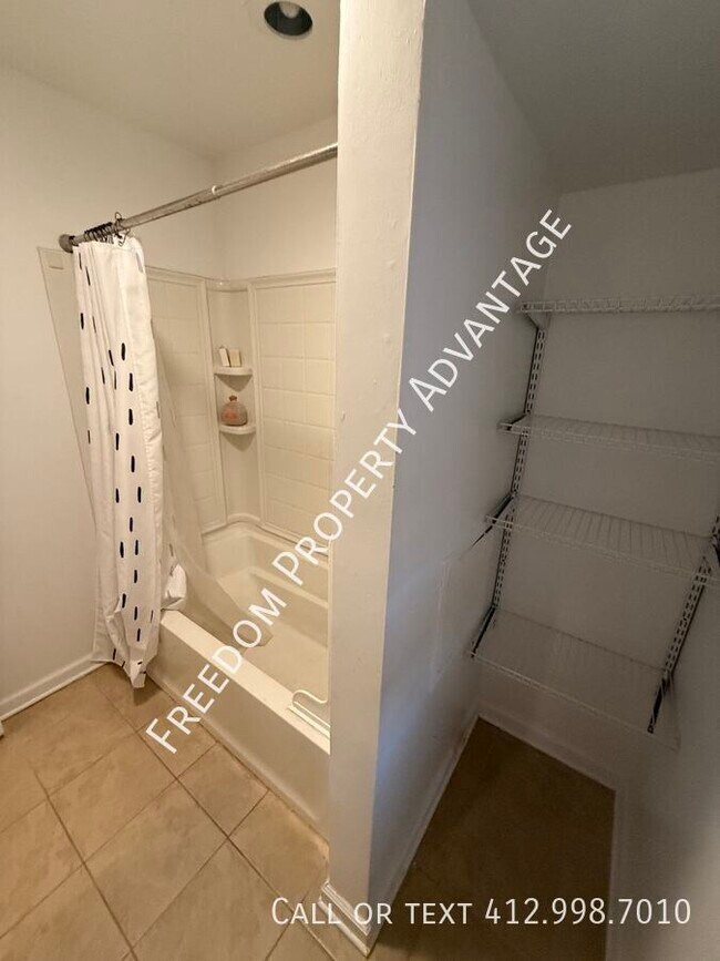 Foto del edificio - 3705 Botsford St