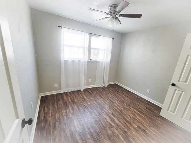 Building Photo - 909 Dogwood Rd