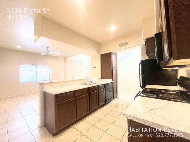 Building Photo - August Pre-Lease!! 3bed/3bath townhome in ...