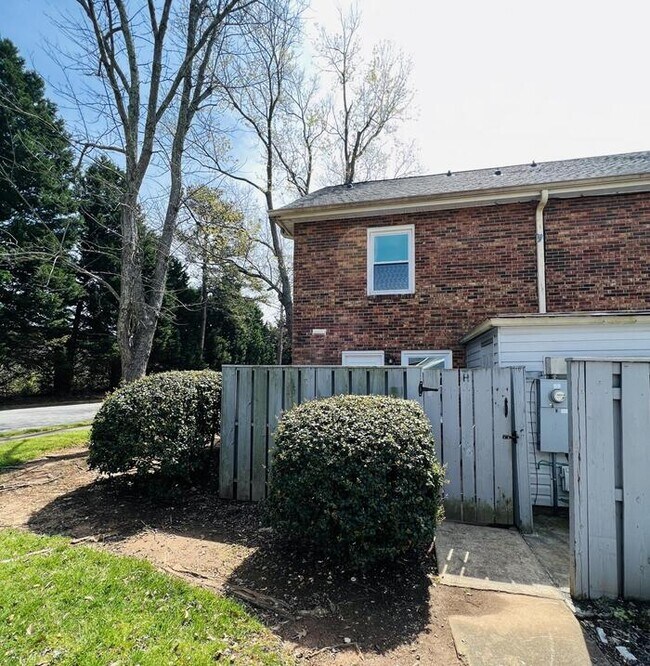 Building Photo - 2 Bedroom 1.5 Bath Condo