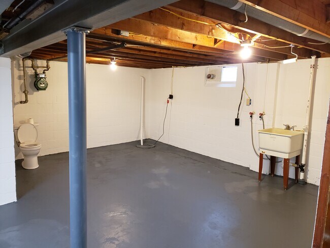 Building Photo - 162 Fairway Dr