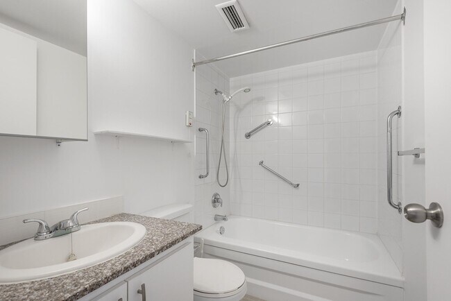 Building Photo - L910