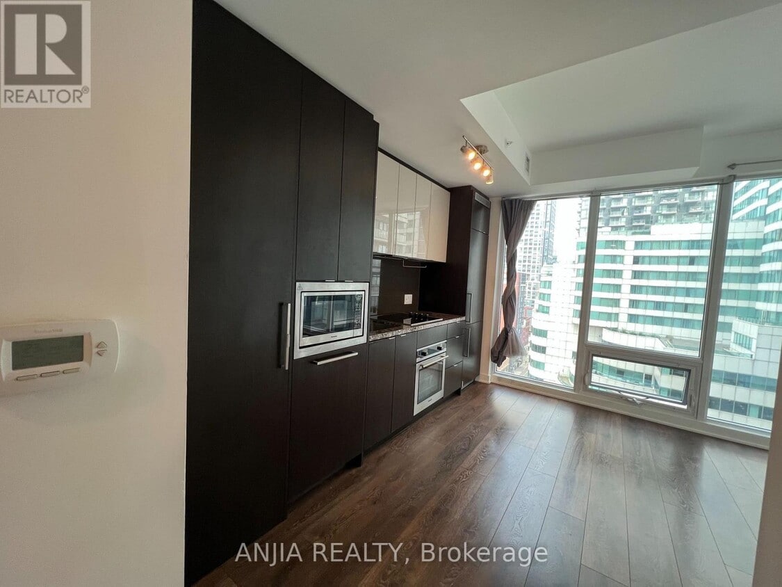 Building Photo - 115-1115 Blue Jays Way