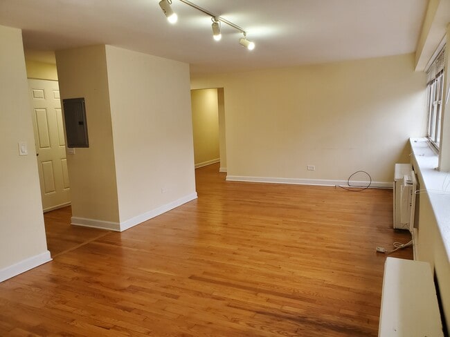 Building Photo - 1736 W Farwell Ave