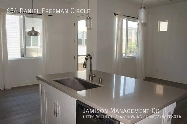 Building Photo - 654 Daniel Freeman Cir