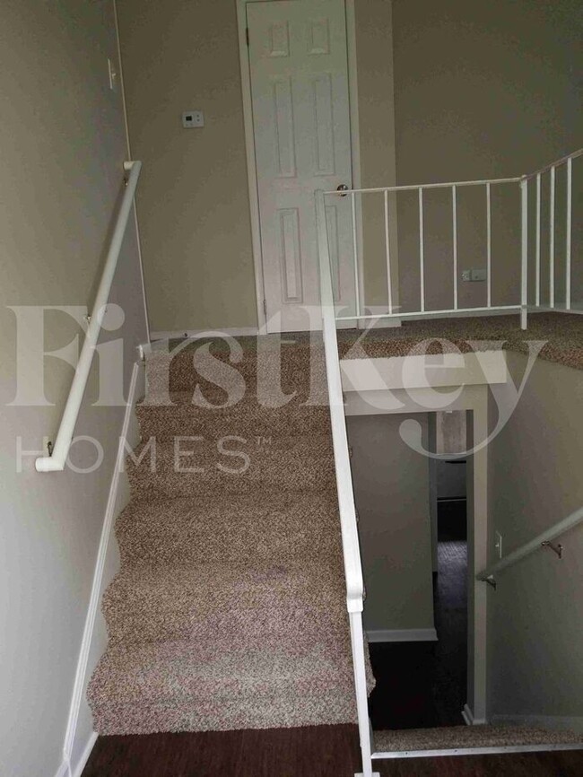 Building Photo - 422 E Tulip Dr