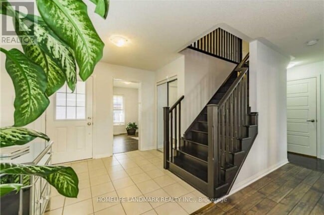 Building Photo - 465 Carbert Cres