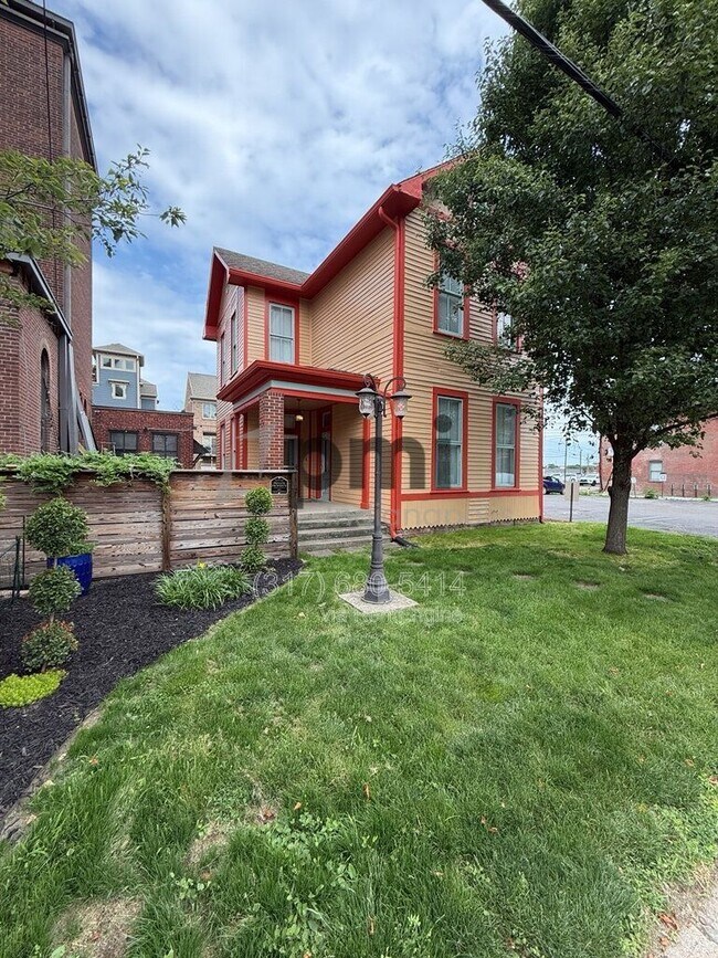 Building Photo - 233 N East St