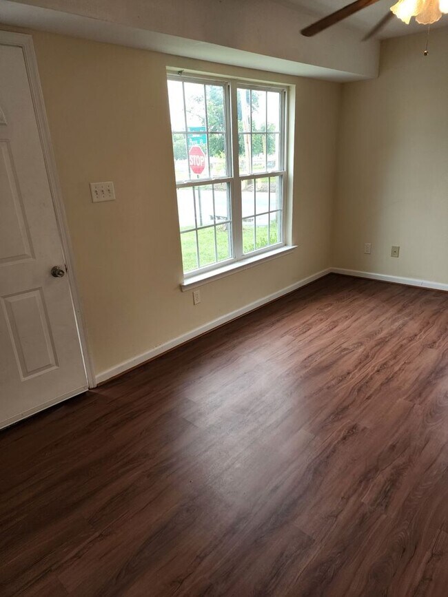 Foto del edificio - Spacious 2 Story home in Town - Apply Now ...