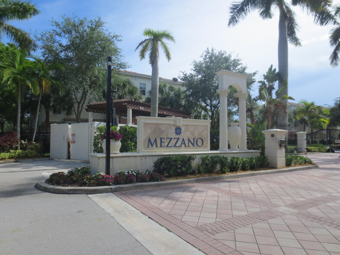 Foto principal - 9873 Baywinds Blvd