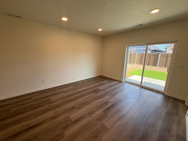 Foto del edificio - Brand New Stunning 3 Bed/2.5 Bath Townhouse-Old Farm District