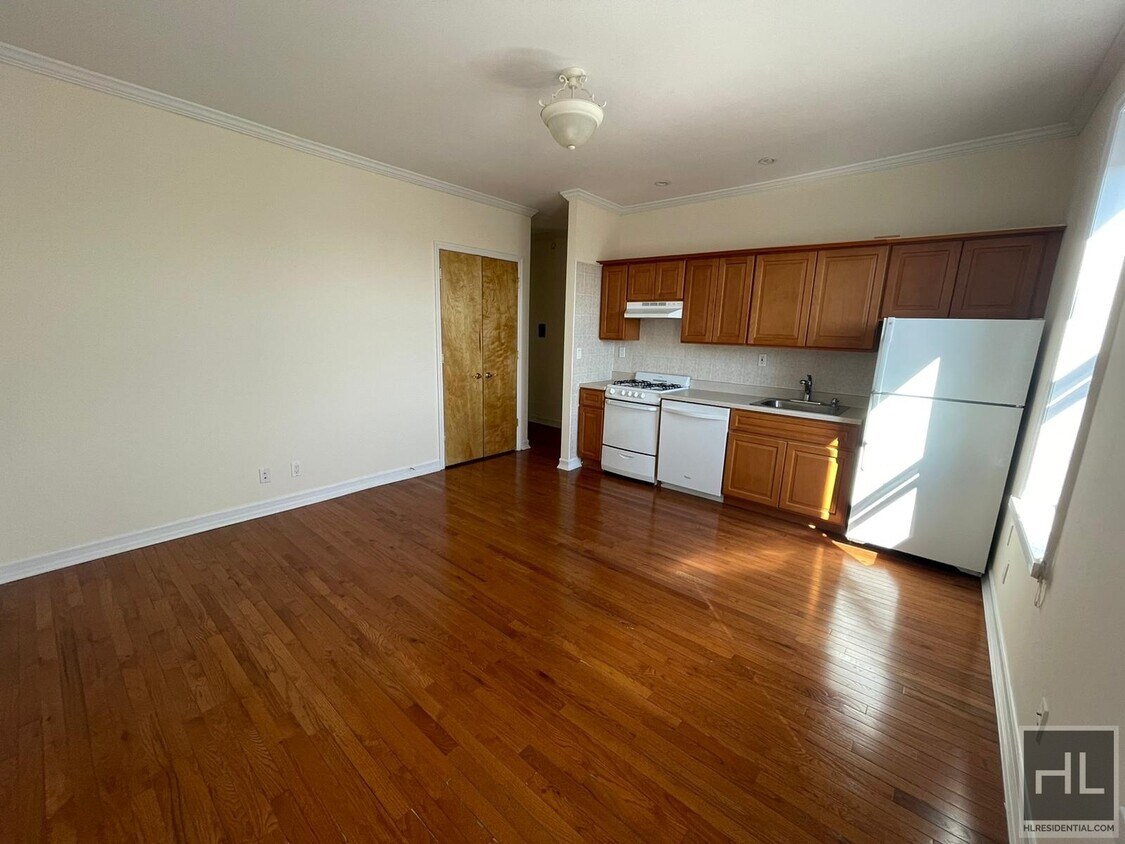 SUNNY AND LARGE 1 BEDROOM OCEAN AVENUE/P... - SUNNY AND LARGE  1 BEDROOM  OCEAN AVENUE/P...