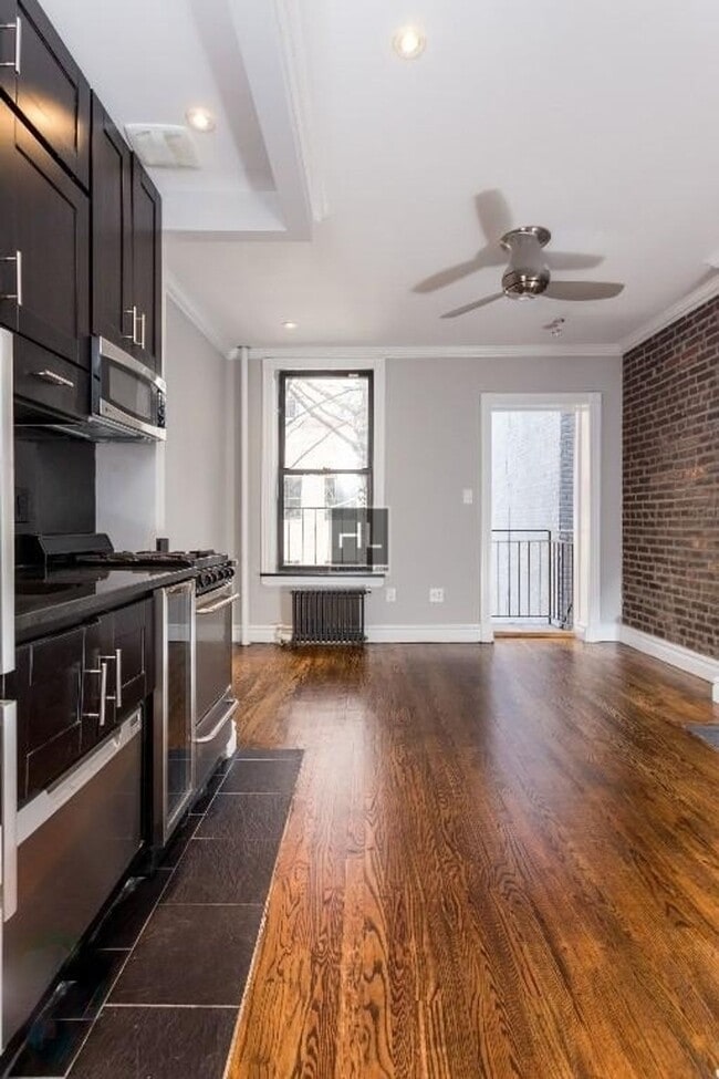 Building Photo - MOTT ST.