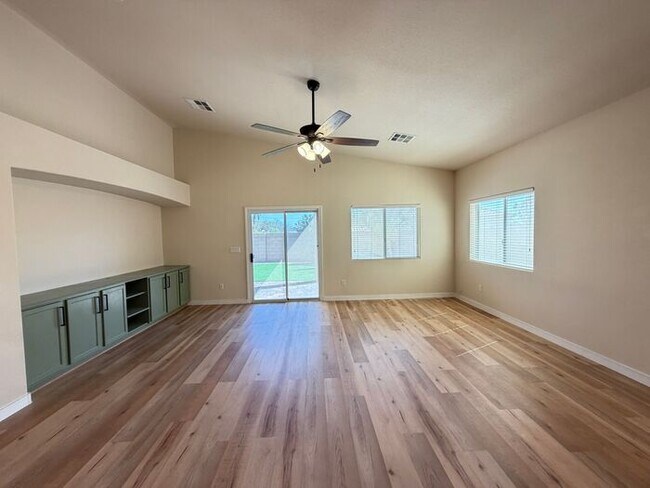 Foto del edificio - First Show: The first open showing is on Tues 3/24 at 11:30am. Please be prompt. We will be proce...