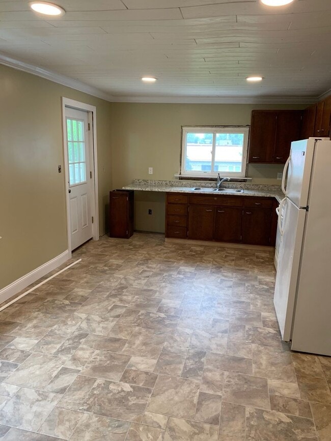 Building Photo - 2084 Broad St