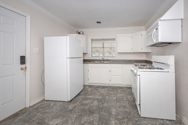 Building Photo - 3 Bed 2 Bath home in Pascagoula near the beach.