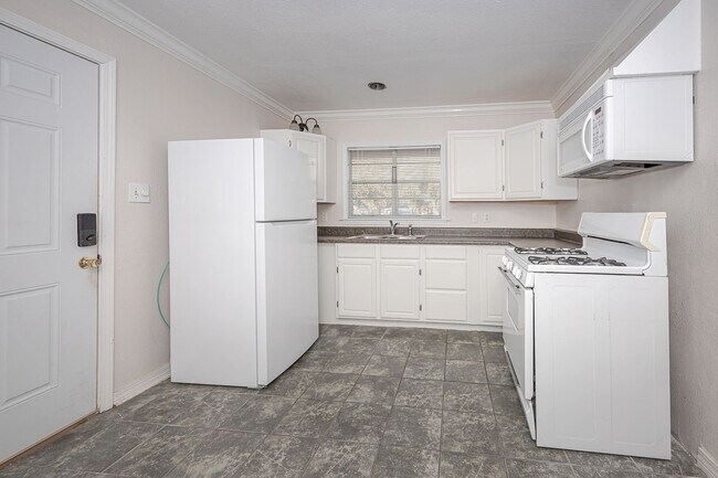 Foto del edificio - 3 Bed 2 Bath home in Pascagoula near the beach.