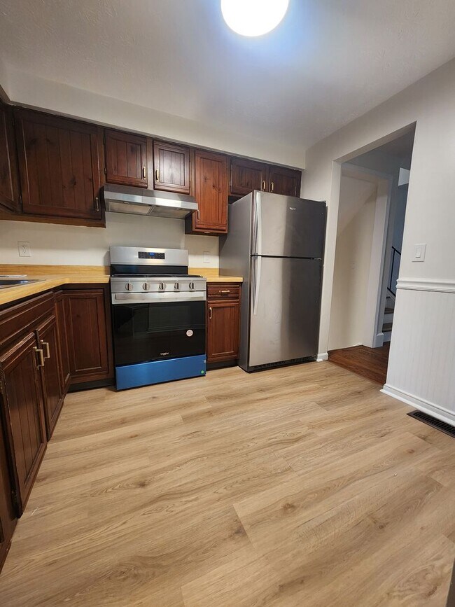Foto del edificio - For Rent – Beautiful 3-Bedroom Split-Level...