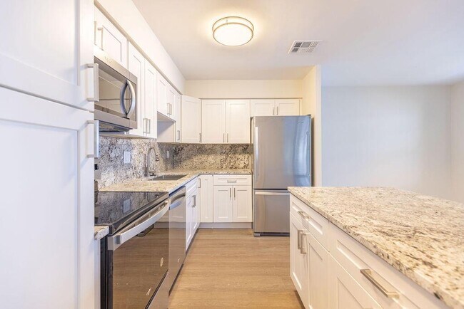 Foto del edificio - 114 S Lakeside Dr