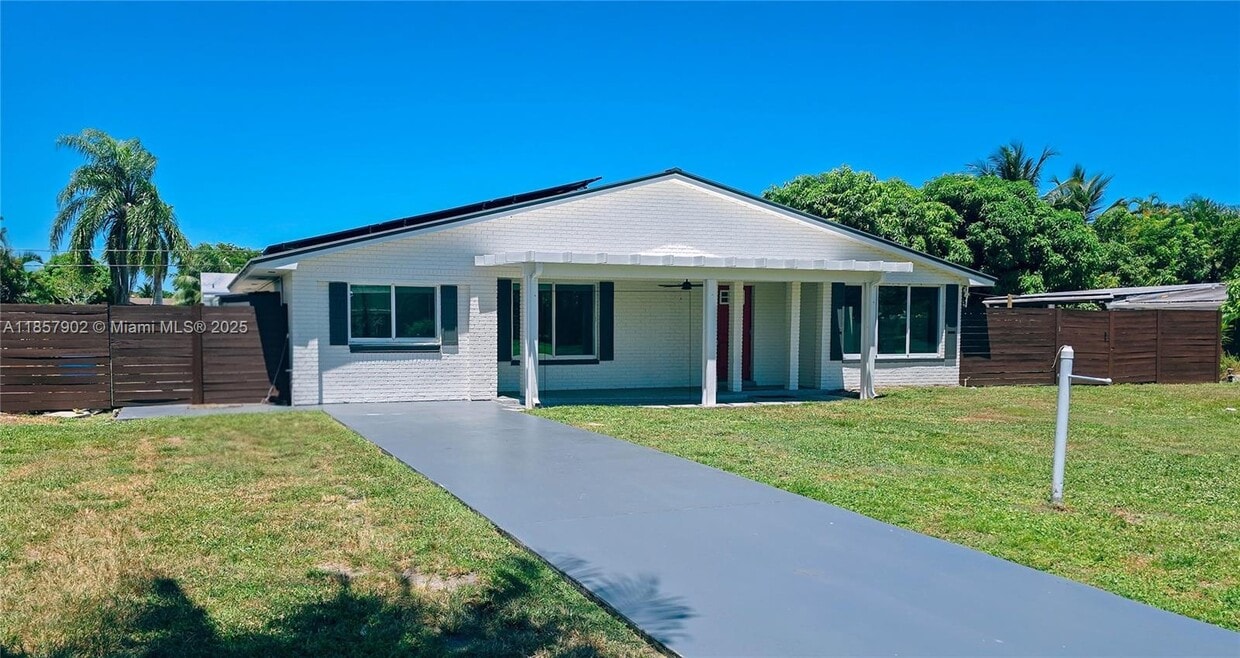 Foto principal - 4587 Barrett St