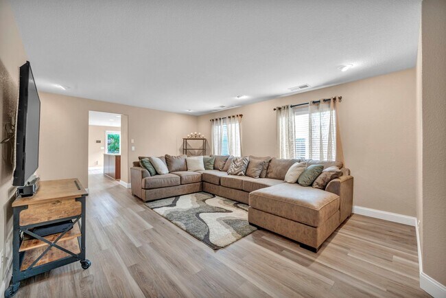 Foto del edificio - Currently being enjoyed by another resident - Available for move-in April 5th. Accepting tours fo...