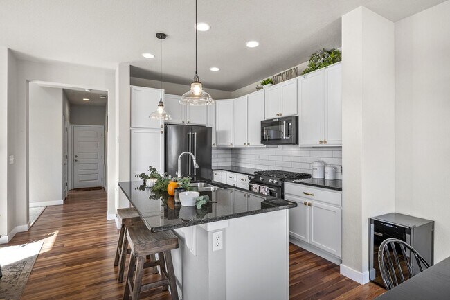 Building Photo - Updated townhome in trendy Midtown neighbo...
