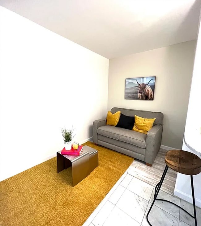 Photo - 210 E 47th St Townhome