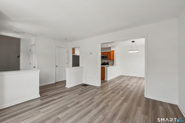 Foto del edificio - 21 Whitmore Ln