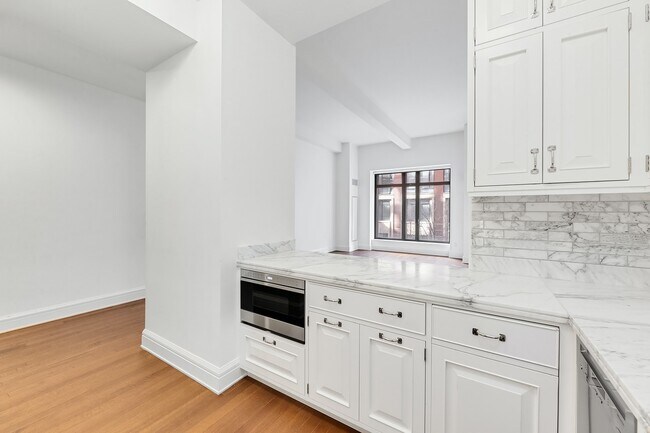 Foto del edificio - Luxury huge 1 bed with 11FT Ceiling