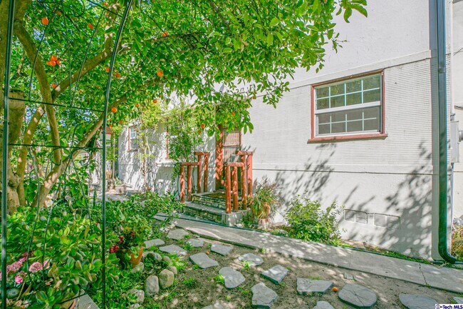 Building Photo - 10528 Riverside Dr