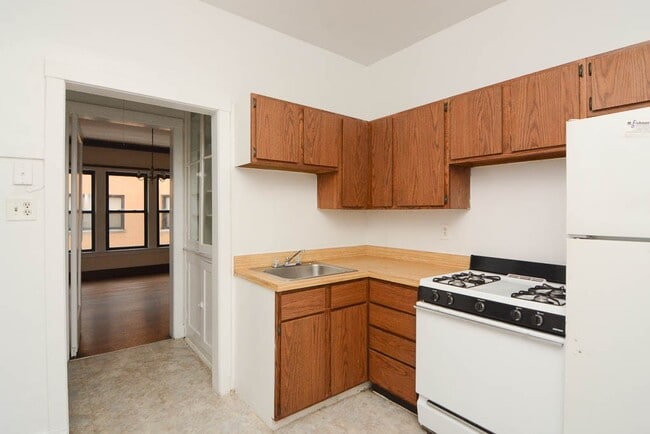 Building Photo - 2426 N Sawyer Ave