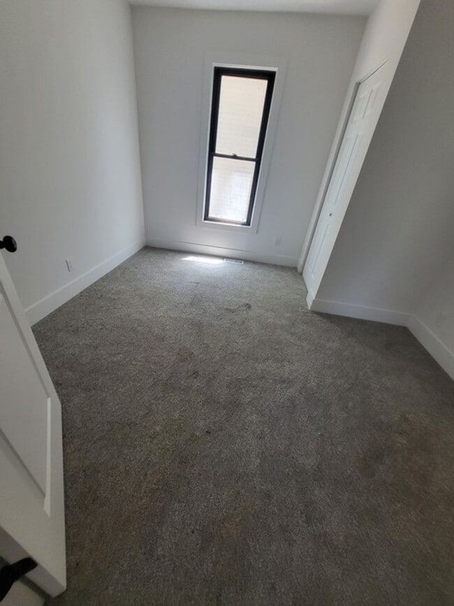 Building Photo - 3 BED 1 BATH