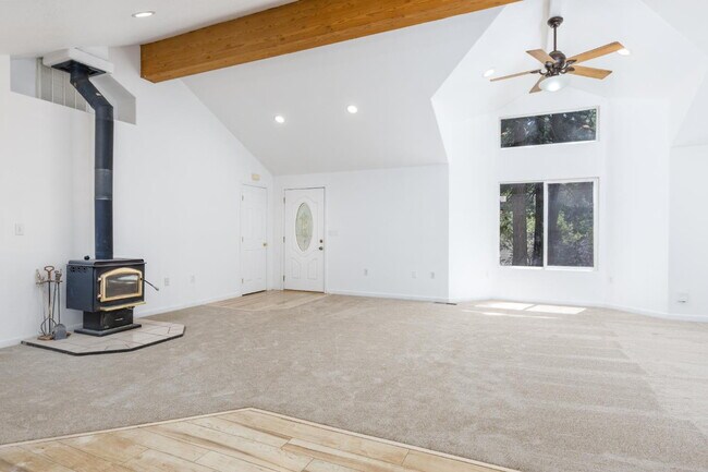 Foto del edificio - Beautiful, remodeled & spacious 3-bed 2-bath home in Grizzly Flats