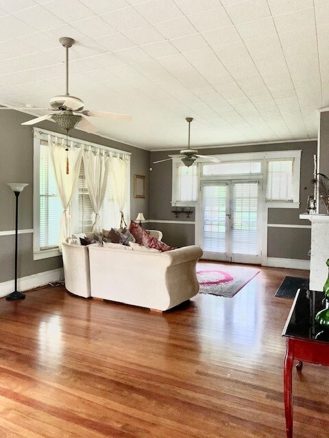 living room - 1000 N 19th St