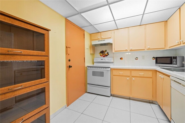 Building Photo - 401 Golden Isles Dr
