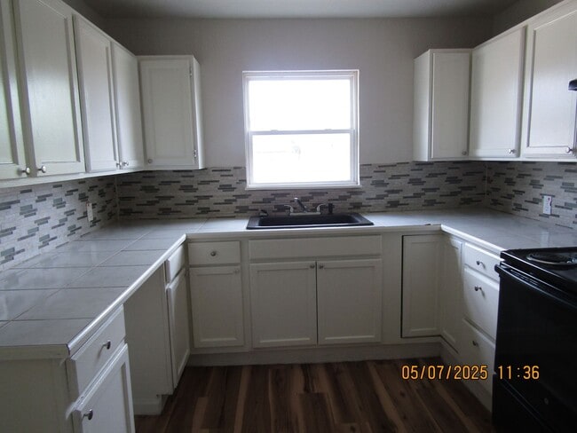 Building Photo - 407 NW Compass Dr