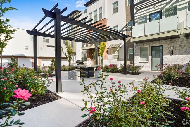 Building Photo - Current Townhomes