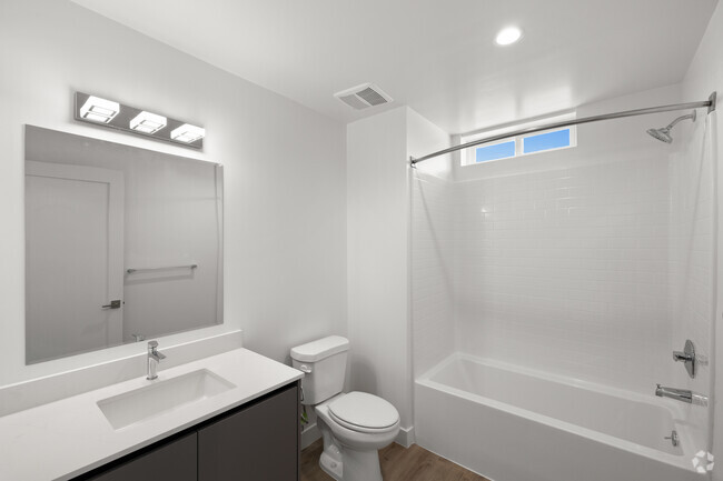 2BR, 2BA, 1252SF - Baño - The Palms at Kittridge