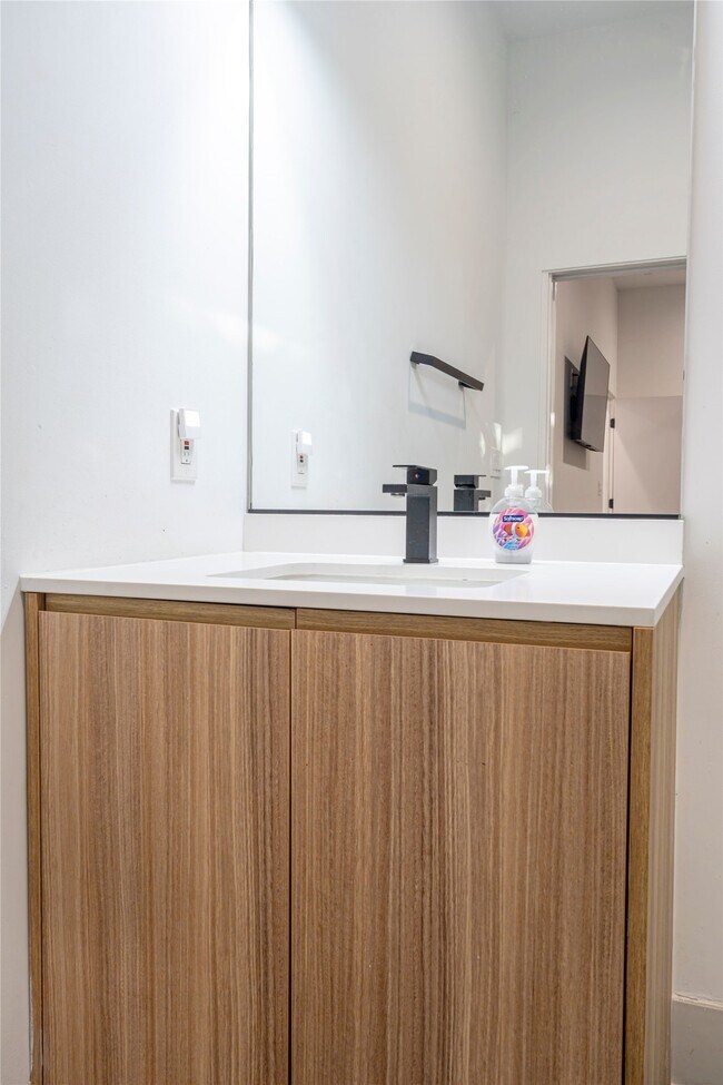 Foto del edificio - 709 Memorial Heights Dr