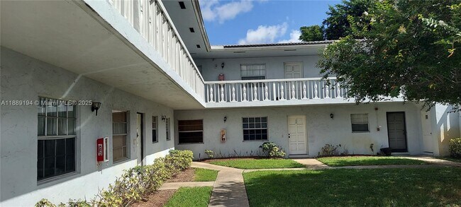 Foto del edificio - 4140 Woodside Dr