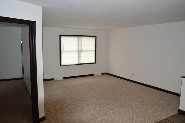 Building Photo - 467 Sparrow Way