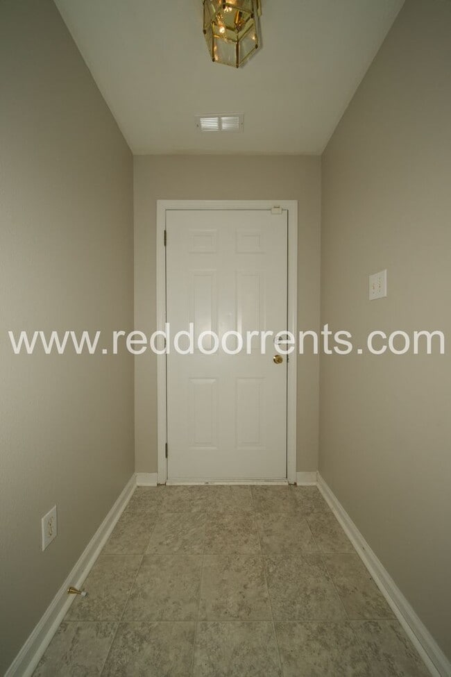 Building Photo - Charm and Convenience: Your Ideal 3-Bedroo...