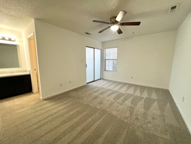 Building Photo - 4907 Hollenden Dr