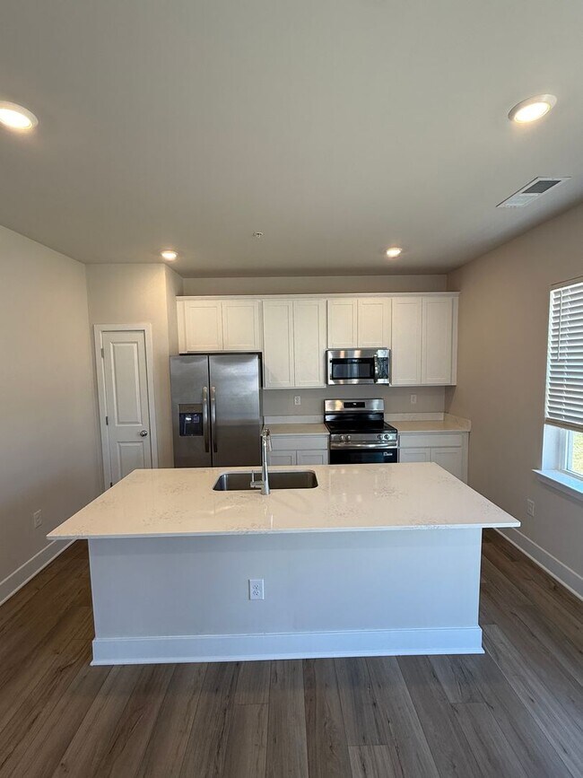 Building Photo - 1670 Lake Placid Dr