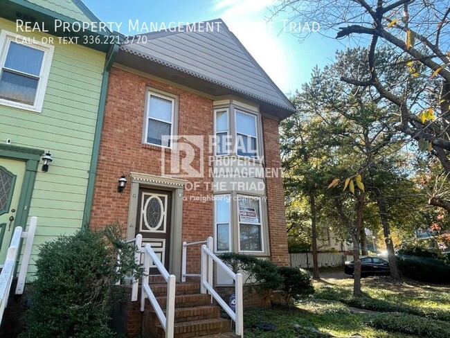 Building Photo - Cozy End Unit Townhouse & Convenient Location