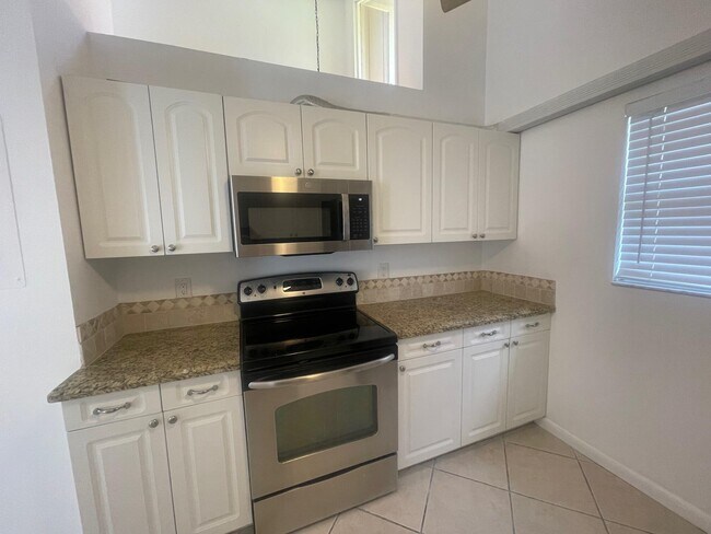 Foto del edificio - 121 Maplecrest Cir