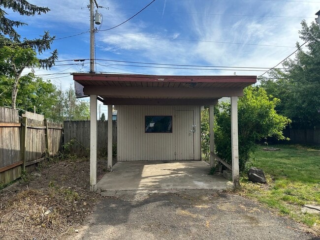 Building Photo - Charming 2 bed 1 bath house in a great nei...