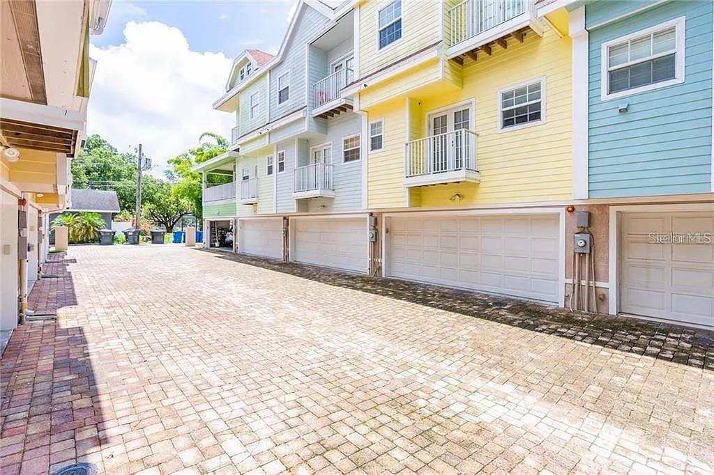 Foto principal - 827 Grove St N